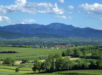 Blick vom Tuniberg in der Rheinebene zum 1414m hohen Belchen im S�dschwarzwald, Mai 2014