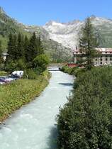 Whrend sich die noch sehr junge Rhne durch Gletsch schlngelt, sieht man im Hintergrund die berreste des Rhnegletschers. 01.08.07