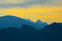 Sonnenuntergang über Vrh Plan (836 Meter), Špik (1038 Meter) und Rjavi Vth (1158 Meter) vom Bled Schloss aus gesehen. Aufnahme: 2. August 2016.