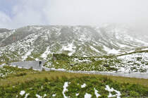 Die Großglockner Hochalpenstraße vor dem Hochtor nach einem sommerlichen Schneefall. Aufnahme: 6. August 2016.