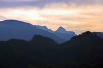 Dämmerung über die Julischen Alpen bei Bled. Aufnahme: 3. August 2016.