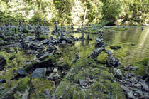 Steine gestapelt am Ufer des Flusses Radovna in Vintgar Schlucht (slowenisch: Blejski Vintgar). Aufnahme: 2. August 2016.