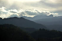 Wolken über den Bergen bei Bled in Slowenien. Aufnahme: 2. August 2016.