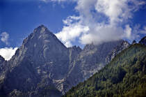 Lipnica (2417 meter) im slowenischen Triglav National Park von der Hauptstraße 201 aus gesehen. Aufnahme: 4. August 2016.