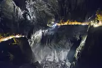 Die Höhlen von Škocjan in Slowenien - Durch den Canon strömt die Reka, die vor der Cerkvenik-Brücke nach Nordwesten abbiegt und ihren Lauf im Hankekanal fortsetzt. Es ist dies ein 3,5 km langer, 10–60 m breiter und über 140 m tiefer unterirdischer Kanal, der schon Ende des 19. Jahrhunderts erforscht wurde. Aufnahme: 28. Juli 2016.