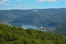 Ausblick vom 261 m ü.N. gelegenen  Vierseenblick  auf den Ort Osterspai am Rhein (vormals Osterspey), ca. 70 m ü.N, im Rhein-Lahn-Kreis. 23.08.2016