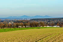 Blick von den ersten Eifelhöhen auf das über 30 km entfernte Siebengebirge. Der helle Teil auf dem linken Berg ist das 5-Sterne Grandhotel Petersberg. 08.12.2015