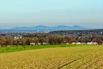 Blick von den ersten Eifelhöhen auf das über 30 km entfernte Siebengebirge. Der helle Teil auf dem linken Berg ist das 5-Sterne Grandhotel Petersberg. 08.12.2015