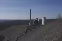 Die Bergehalden des ehemaligen Saarbergbaus haben verschiedene Charaktere. Die Halde der ehemaligen Grube (Bergwerk) Göttelborn hat heute die Funktion einer Aussichtshalde mit Blick über den Saarkohlewald. Im Vordergrund liegt das Kraftwerk Weiher der Steag, dahinter schweift der Blick bis an die französische Grenze. 26.03.2017  