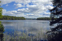 Der See Hjortesjön von der Eisenbahn Åseda-Virserum aus gesehen. Die Eisenbahnstrecke wurde 1984 stillgelegt. Heute kann man die Strecke mit Fahrraddräsinen befahren. Aufnahme: 18. Juli 2017.