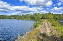 Blick auf den See Hjorten südlich von Virserum in Småland in Schweden.Rechts im Bild ist die Schmalspurbahn Virserum-Åseda zu sehen. Aufnahme: 19. Juli 2017.