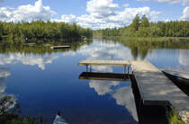Bade- und Bootsbrücke am Ödevatten in Småland. Die Seen in Schweden sind durch ihre sehr gute Wasserqualität und durch die herrlichen Baumbestände um die Seen herum bei Schweden-Fans sehr beliebt. 
Aufnahme: 18. Juli 2017.