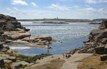 Blick auf die Insel Hållö von Kleven. Der Bohusläner Schärengarten besteht aus einer Vielzahl von Schären genannten kleinen Inseln, die der Küste vorgelagert sind. 
Aufnahme: 2. August 2017.