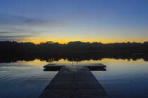 Badebrücke bei Abenddämmerung im Naturschutzgebiet »Nackareservatet« südöstlich von Stockholm. Aufnahme: 28. Juli 2017.