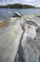 Felsenlandschaft in der Nähe von der Fähranlegestelle »Skälvik« auf der Insel Svartsö im Stockholmer Schärenhof. Aufnahme: 29. Juli 2017.

