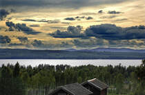 Blick auf den SIljansee (auf Schwedisch einfach »Siljan«) vom Siljansvägen.  Er wird vom Fluss Österdalälven durchflossen. Ein weiterer Zufluss kommt vom nördlich gelegenen Orsasjön, der vom Oreälven gespeist wird.
Aufnahme: 30. Juli 2017.