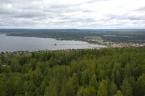 Blick auf den See Siljan vom Turm Vidablick südlich von Rättvik.
Aufnahme: 31. Juli 2017.