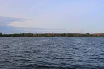 Blick auf Aseleben (Gemeinde Seegebiet Mansfelder Land) in Richtung Südwesten. Fotografiert vom Campingplatz Seeburg am Nordstrand. [19.8.2017 - 8:11 Uhr]