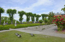 Park am Cafe Flickorna im Landschaftsmuseum Skansen in Stockholm. Aufnahme: 25. Juli 2017.