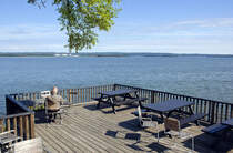 Terrasse an der Jugendherberge »Aborreberg« östlich von Norrköping mit einer schönen Aussicht auf die Wiek Bråviken.
Aufnahme: 22. Juli 2017.