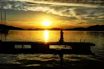 Sonnenuntergang vor Hamburg an der Bohusläner Schärenküste. Der Scherengarten nördlich von Göteborg besteht aus einer Vielzahl von Schären genannten kleinen Inseln, die der Küste vorgelagert sind.
Aufnahme: 2. August 2017.