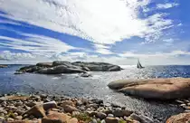 Blick auf die Insel Skällholmen von der Bucht Hästevik im Naturschutzgebiet Stångehvud. Eine Seekajaktour in den Schären vor Lysekil in Schweden bietet eine relativ einsame und abwechslungsreiche Landschaft und relativ guten Schutz vor schwerer See und allzu stürmischen Winden bei schlechten Wetterbedingungen.
Aufnahme: 2. August 2017.