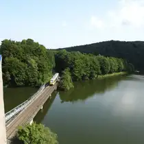 AM BIGGE-STAUSEE-WASSER,WALD UND HIMMEL,
und dazu noch der HLB-LINT-Triebwagen,der als RB 92  Biggesee-Express  von ATTENDORN
kommend nach OLPE unterwegs ist und eine Bucht des Stausees überquert,
am 22.8.2017....