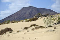 Blick auf Montana Roja südlich von Corralejo auf der Insel Fuerteventura in Spanien. Aufnahme: 18. Oktober 2017.