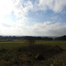 BLICK VON DER FUCHSKAUTE/HOHER WESTERWALD
Auf der Spitze eines erloschenen Vulkans,fällt am 2.11.2017 der Blick aus
657,3 Meter über NN vom höchsten Berg des Westerwaldes und Teil einer 
Basalthochebene auf die nahe HESSEN gelegene Westerwaldlandschaft...
Hier sagt der Fuchs dem Hasen  Gute Nacht  und verzieht sich in seine Höhle(
=Fuchskaute)....