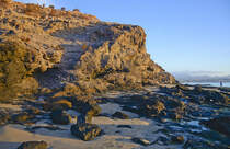 Felsen am Strand vor La Lajita auf der Insel Fuerteventura in Spanien. Aufnahme: 17. Oktober 2017.