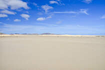 Südlich von Corralejo auf der Insel Fuerteventura erstreckt sich das Dünengebiet des Nationalparks (Parque Natural de las Dunas de Corralejo) auf cirka 11 Kilometer Länge. Aufnahme: 18. Oktober 2017.