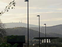 Blick nahe dem Altstadtkreisel in Richtung Brocken / Vogelschutzgebiet Hochharz aus Wernigerode am 01. November 2017.

