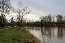 Derzeit führt die Saale Hochwasser, sodass die Warnstufe 2 bereits überschritten wurde. Blick auf die Saale an der Peißnitzbrücke. Aufgenommen von der Ziegelwiese. [6.1.2018 | 11:42 Uhr]