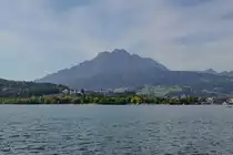 Blick über den Vierwaldstättersee auf den Pilatus. (Luzern, September 2011)