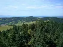 Kaiserstuhl, Blick vom Aussichtsturm auf der Eichelspitze (521m) auf die bewaldeten Berge des n�rdlichen Kaiserstuhles, mit der Katharienkapelle in der Mitte, links sieht man das Winzerdorf Schelingen, Juli 2017