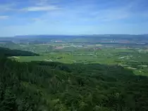 Kaiserstuhl, Blick vom Aussichtsturm auf der Eichelspitze (521m) Richtung Norden auf den Schwarzwald und seine Vorberge, Juli 2017