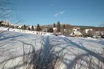 Reges Treiben auf der Rathaus-Skiwiese in Braunlage, wo hauptsächlich Kinder und Jugendliche, Anfänger eben, den Hang hinunter sausen - und über allem der Wurmberg; Aufnahme vom frühen Nachmittag des 21.01.2018...