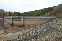 Die 168 Meter lange und 32 Meter hohe Staumauer der Glörtalsperre. (Breckerfeld, Februar 2018)