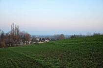 Blick von einem Hügel auf das Dorf Zscherben (Gemeinde Teutschenthal) sowie auf Angersdorf (rechts) und in weiter Ferne Halle-Neustadt, angedeutet u.a. durch Hochhäuser. [14.1.2018 | 16:24 Uhr]