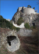 Der Vulkanschlot -

Blick auf den Fels vulkanischen Ursprungs des Hohentwiels bei Singen. Zur Zeit unseres Aufenthaltes dort konnte in der Mauer unten rechts ein Mauerläufer beobachtet werden.

04.02.2018 (M) 