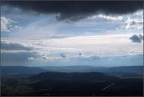 Wolkenhimmel über dem Hohentwiel -

Blick nach Südwesten. Der bewaldete Rauhenberg in Bildmitte. Dahinter verläuft der Rhein. Die Höhenzüge im Hintergrund liegen in der Schweiz.

04.07.2018 (M)