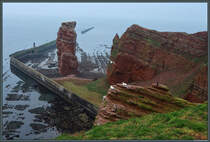 Der 47 m Felsen  Lange Anna  ist das Wahrzeichen Helgolands. Er entstand 1860 durch den Einsturz eines Brandungstores. (14.04.2018)