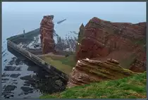 Der 47 m Felsen  Lange Anna  ist das Wahrzeichen Helgolands. Er entstand 1860 durch den Einsturz eines Brandungstores. (14.04.2018)