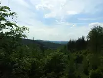 IM SIEGERLÄNDER ROTHAARGEBIRGE-ZWISCHEN WALD UND HIMMEL
Traumhafte Ausblicke bieten sich im Siegerländer ROTHAARGEBIRGE-hier oben liegt
das Quellgebiet von 3 bedeutenden Flüssen: SIEG-LAHN-EDER..
Unten im Tal,im kleinen Ort WALPERSDORF,raucht noch,wie vor Jahrhunderten,der
KOHLENMEILER,um HOLZKOHLE zu erzeugen....am 15.5.2018...
