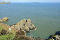 Dem städtischen Trubel in Dublin entfliehen und in die Natur abtauchen, kann man sehr gut auf der nördlich gelegenen Halbinsel Howth. Vorbei am Hafen des kleinen Fischerörtchen gelangt man auf den Rundwanderweg, der an den Klippen entlang führt. 
Aufnahme: 12. Mai 2018.