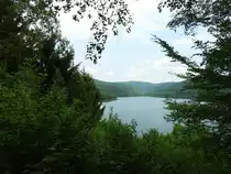 AN DER OBERNAU-TALSPERRE IM SIEGERLAND
Von 1967- 71 wurde sie erbaut,ab 1972 wurde eingestaut...die an den Südausläufern
des ROTHAARGEBIRGES nahe NETPHEN gelegene Talsperre dient in erster Linie der
Trinkwasserversorgung einer ganzen Region.
Vom Wanderweg oberhalb bieten sich schöne Ausblicke,hier am 23.5.2018