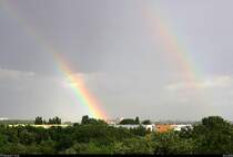 Zwei Regenbögen zeigen sich nach einem leider zu maßvollen Regenschauer über Halle-Neustadt. [22.6.2018 | 19:16 Uhr]