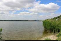 Blick auf den Nordstrand am Süßen See in Seeburg (Gemeinde Seegebiet Mansfelder Land) Richtung Südwesten. Das mittlerweile sonnige Wetter lädt bei angenehmer Wassertemperatur zum Baden ein. Aufgenommen während einer Fahrradtour auf dem Himmelsscheibenradweg. [25.6.2018 | 12:31 Uhr]