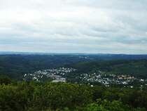 HOCH ÜBER DEM SIEGTAL BEI KIRCHEN-STADT DER JUNG-LOKOMOTIVEN
Am 10.7.2018 fällt von der Plattform des OTTOTURMS,einer 2010 neu erbauten und
18,59 Meter hohen Stahlkonstruktion,der Blick hinab ins Siegtal mit KIRCHEN,
der Stadt der in alle Welt exportierten JUNG-LOKOMOTIVEN...
Gut zu erkennen die Werkhallen der ehemaligen Lokschmiede,daneben die Türme von
katholischer und evangelischer Kirche mit den Höhenzügen des Westerwaldes
im Hintergrund....