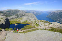 Blick über Lysefjorden om Preikestolen-Wanderweg (Roland, Norwegen). Aufnahme: 2. Juli 2018.